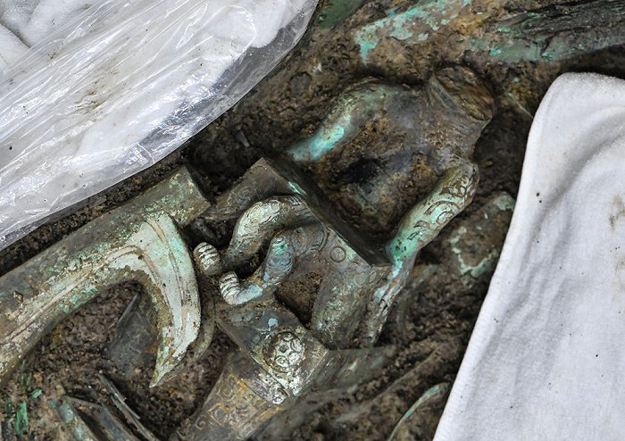 这是在三星堆遗址考古发掘现场3号“祭祀坑”内拍摄的具有人类形象特征的青铜器（3月19日摄）。新华社记者 李贺 摄