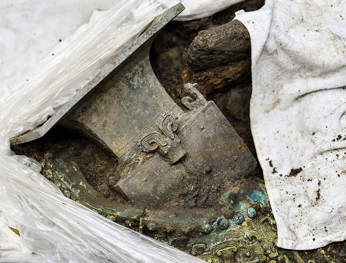 这是在三星堆遗址考古发掘现场3号“祭祀坑”出土的青铜器（3月19日摄）。新华社记者 李贺 摄