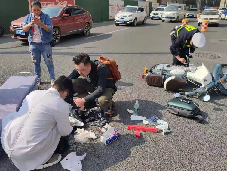 贵阳街头发生车祸，女子被撞头破血流！两男子马上停车……休闲区蓝鸢梦想 - Www.slyday.coM