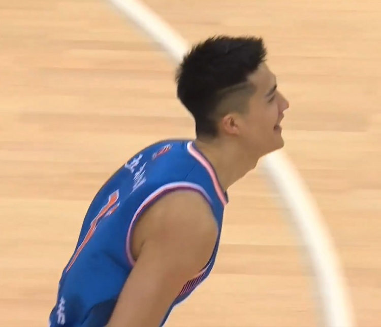 第三节,场上出现尴尬一幕,四川队新秀朱松玮接队友传球,面对空篮选择