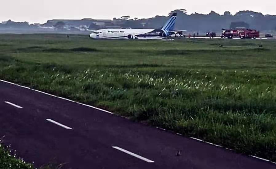 印尼特里嘎那航空公司一架飞机冲出跑道，暂无人员伤亡