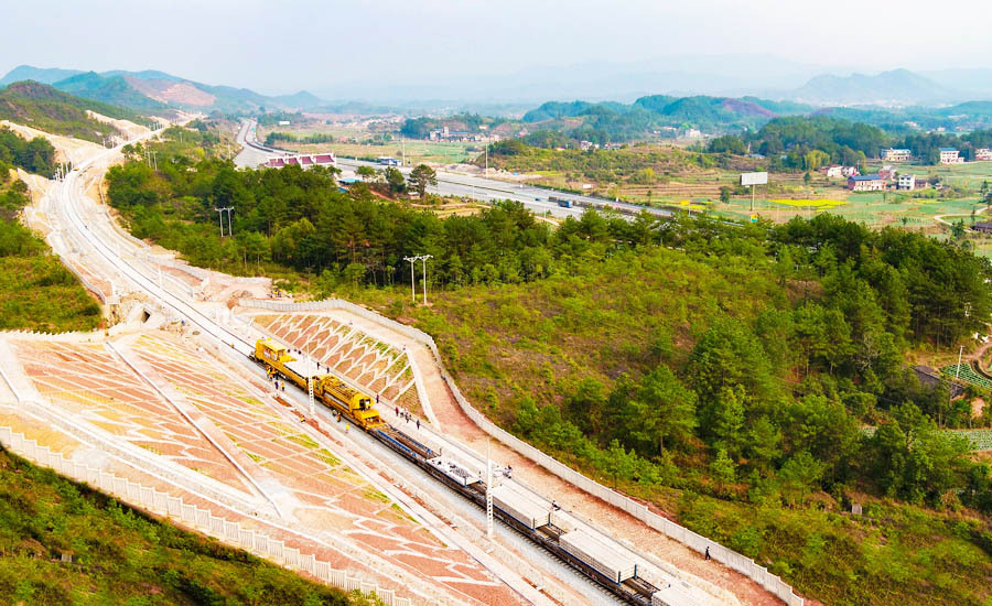 3月19日,在福建三明宁化县的兴泉铁路宁化段何包大桥铺轨施工现场
