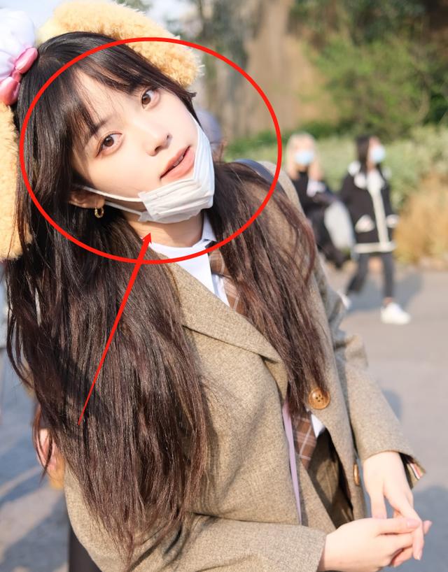 欧阳娜娜晒迪士尼写真穿制服化身甜妹生图下的腿围却太真实了