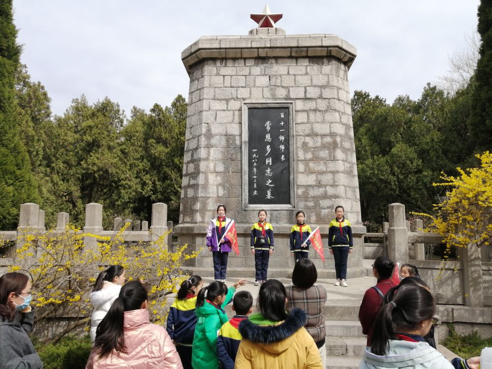 2021年3月18日，临沂一小的小小红色讲解员在华东革命烈士陵园排练。新华社记者杨文 摄