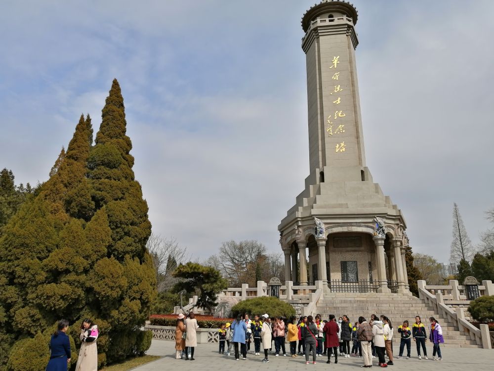 2021年3月18日，小小红色讲解员在位于烈士陵园中央的革命烈士纪念塔前，学生们在学习讲解知识的同时也接受红色教育。新华社记者杨文 摄