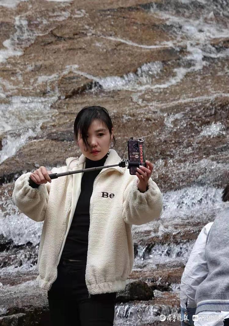 在旅游景点正在自拍的游客们