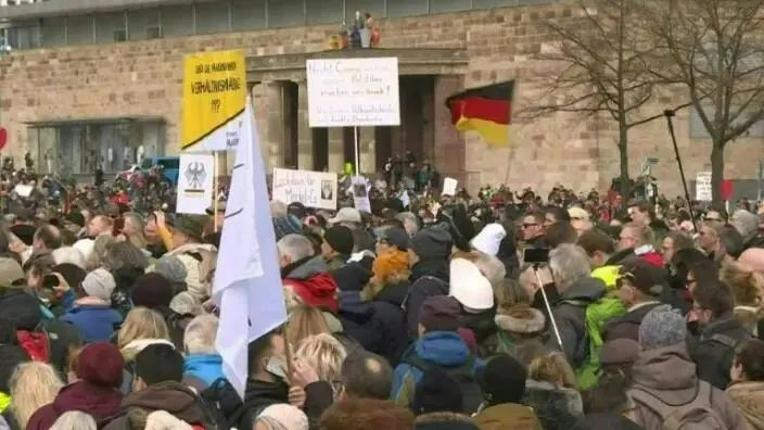 （德国抗议活动现场。图源：法新社）