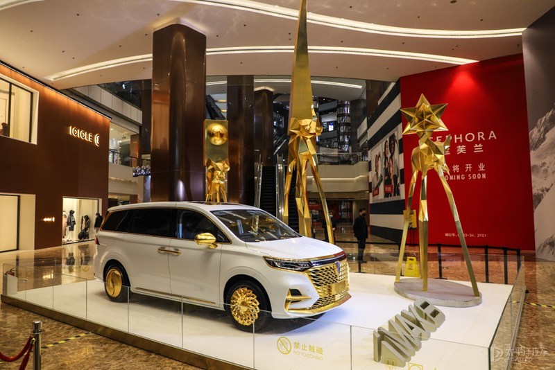 高端设计向上升级 荣威imax8"白金车"亮相