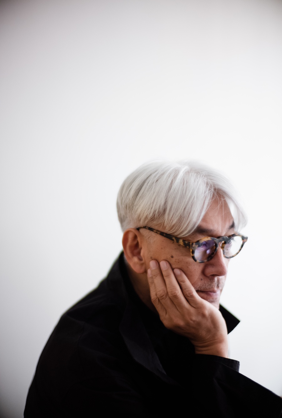 展览中,一架在2011年东日本大地震海啸的冲击中"幸免于难"的钢琴,掩映