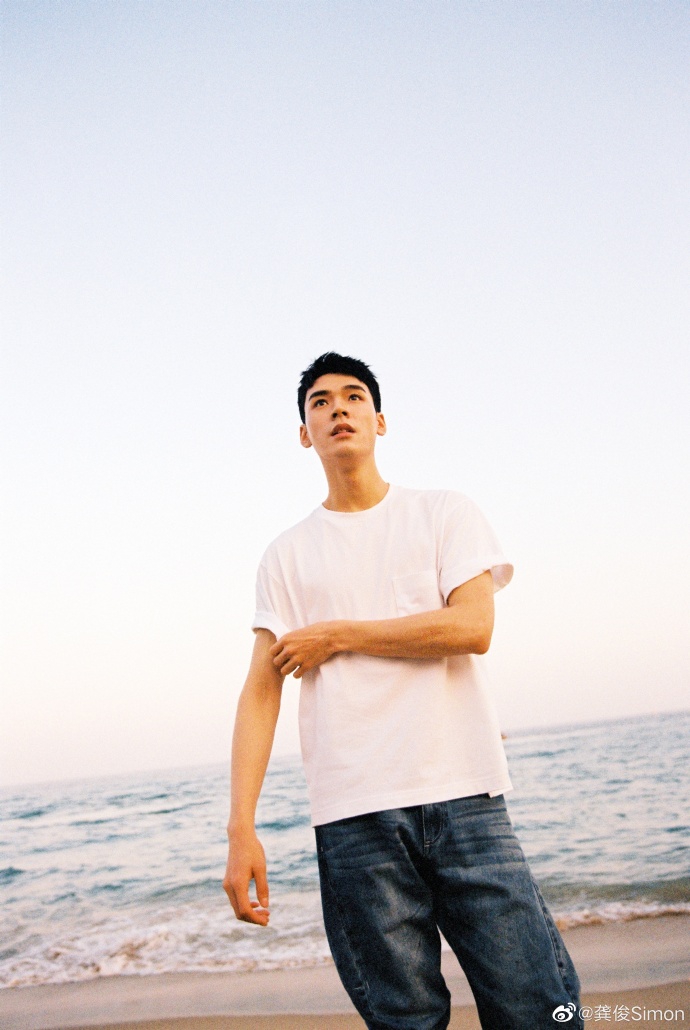 龚俊晒海边写真大片利落短发配白t少年感十足