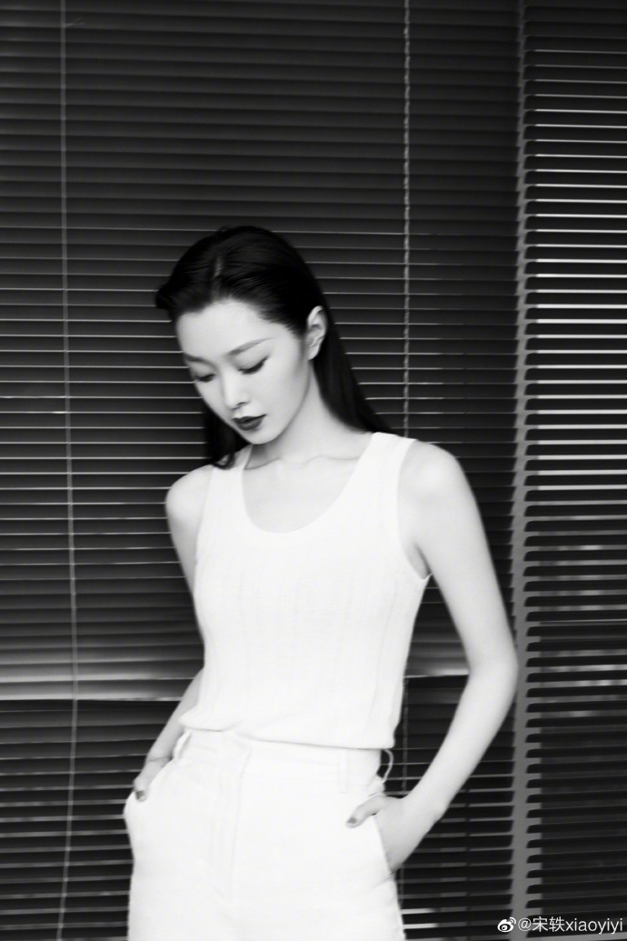 宋轶发西服背头红唇美照霸道女总裁范儿十足