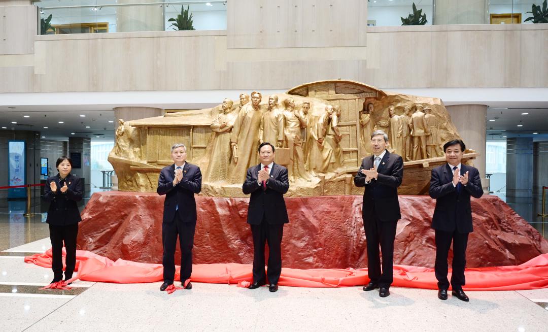 从红船精神和百年党史中汲取力量 《红船启航》雕塑揭幕