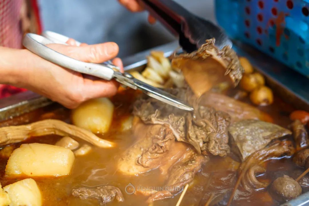 肥记的老板不肥,而是一位头发银白,精瘦的阿叔,平时话不多,剪起牛杂来