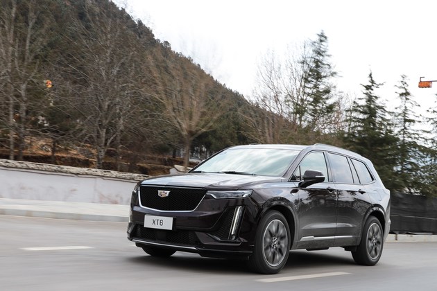 试驾凯迪拉克新款xt5xt648v轻混系统加持驾乘更平顺优雅