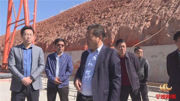 杨明武一行调研高速公路和水库建设情况