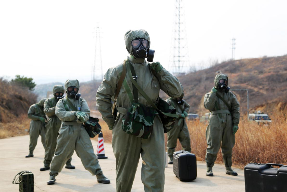 防化分队实施全身防护.范淳皓 摄