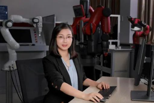 惊艳28岁就任副教授最美女教授年纪轻轻已是博导院长