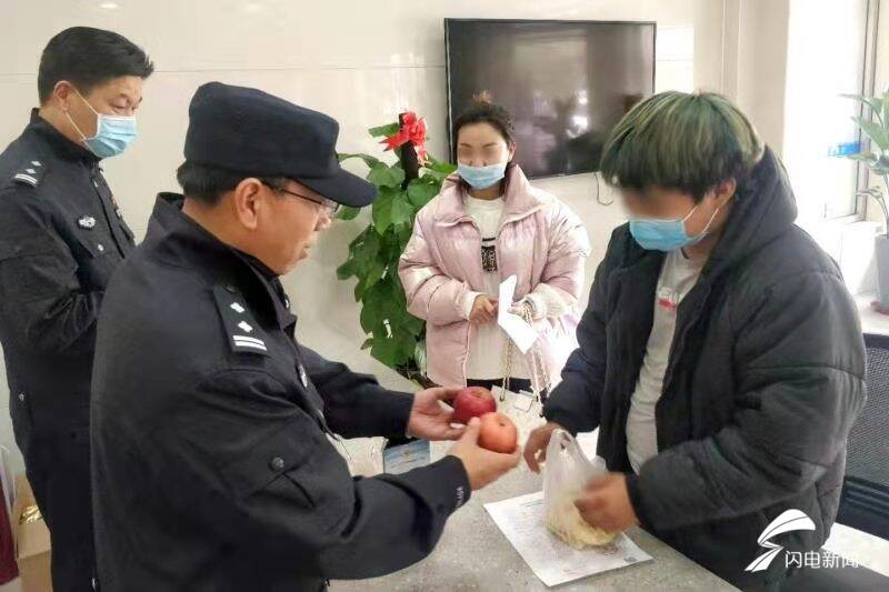 15岁少年无证骑摩托被查 接受处罚当天暖心民警送了他俩苹果休闲区蓝鸢梦想 - Www.slyday.coM