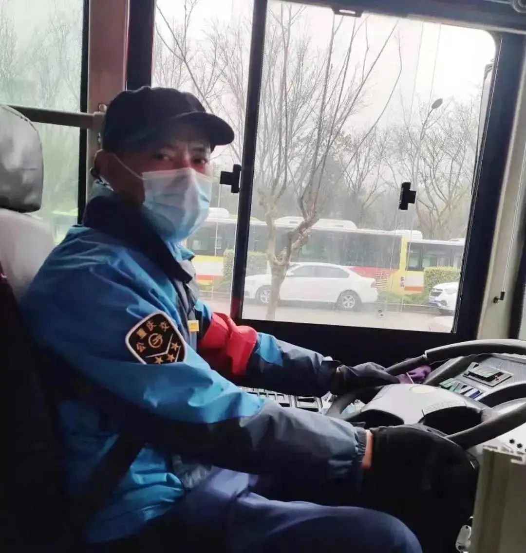 公交司机遭乘客抱怨后，小女孩默默递上一张纸条……瞬间暖化休闲区蓝鸢梦想 - Www.slyday.coM