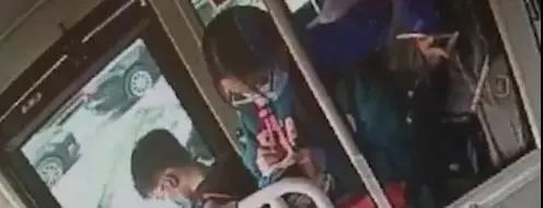 公交司机遭乘客抱怨后，小女孩默默递上一张纸条……瞬间暖化休闲区蓝鸢梦想 - Www.slyday.coM