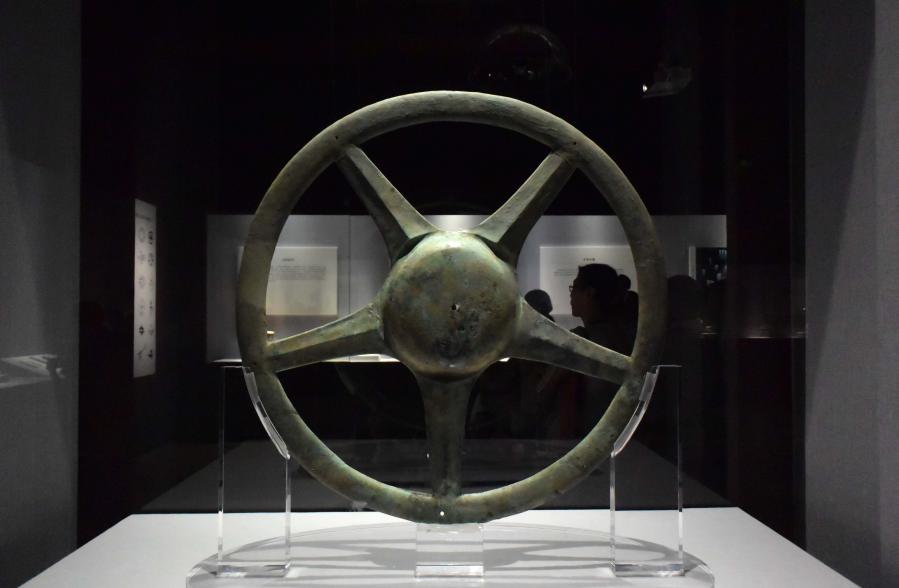 这是三星堆遗址出土文物——铜太阳形器(2017年6月30日摄).