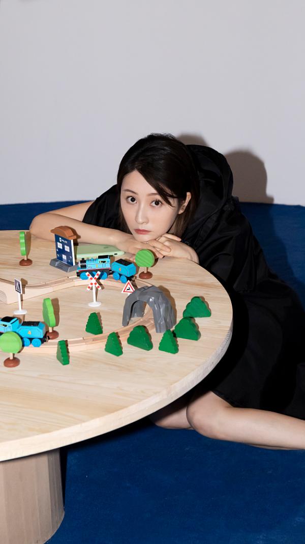 吕星辰身穿黑色礼服裙简约飒爽