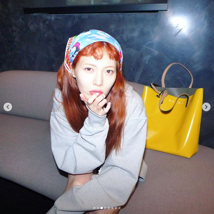 泫雅穿灰色卫衣化身元气少女 头戴方巾表情灵动可爱