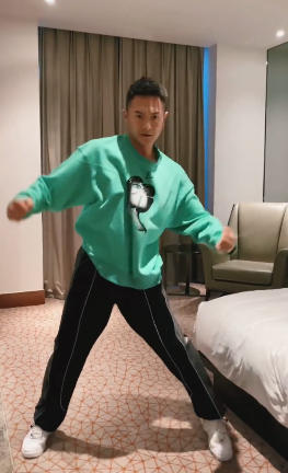 网友纷纷评论:"哥,保护好你的八块腹肌,别着凉了""小天哥