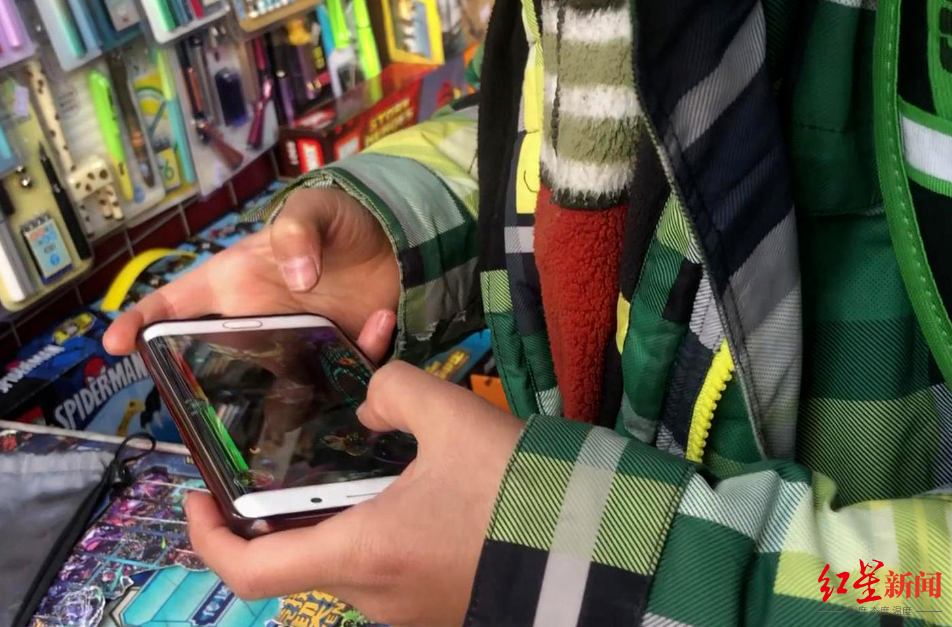 10岁男孩偷买手机玩游戏 家长发现找商家退钱被拒后