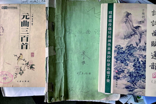 宋高柱的学习资料（3月17日摄）。本报记者王皓摄