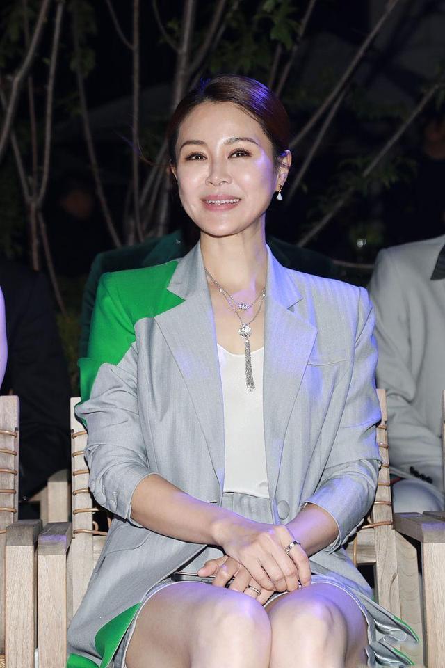 关悦已是大婶年纪,穿西服套装干练十足,充满了年轻人的时尚气息