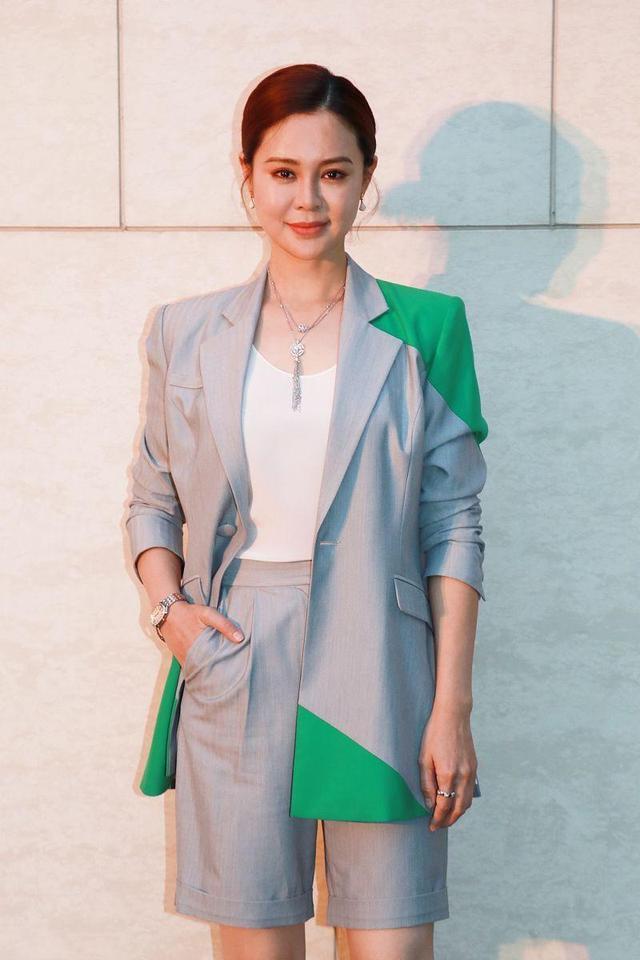 关悦已是大婶年纪,穿西服套装干练十足,充满了年轻人的时尚气息