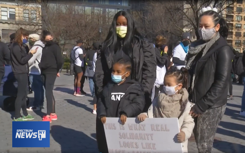 美国“反仇视亚裔”集会上,出现了众多黑人身影休闲区蓝鸢梦想 - Www.slyday.coM 美国“反仇视亚裔”集会上,出现了众多黑人身影休闲区蓝鸢梦想 - Www.slyday.coM