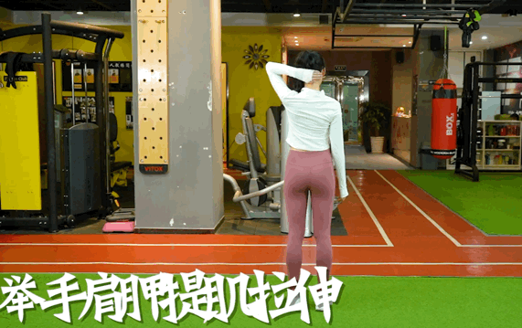 动作2 /举手肩胛提肌拉伸要点:双手屈肘,交叉放在后脑勺抱头.