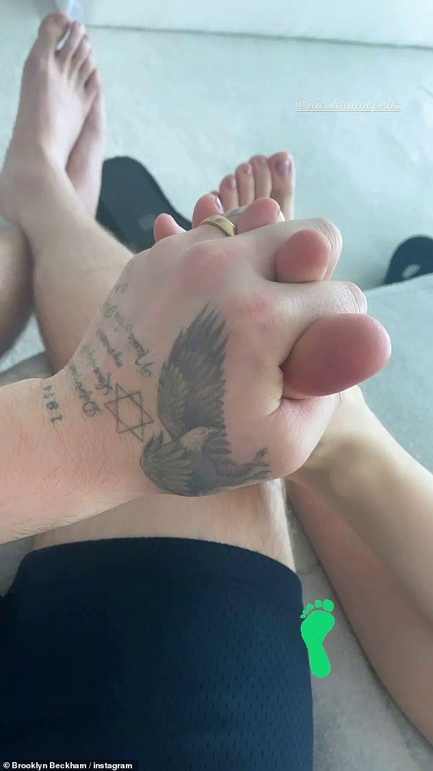 贝克汉姆长子练摄影,脖上"双眸"逼真,手握未婚妻嫩脚被嘲笑