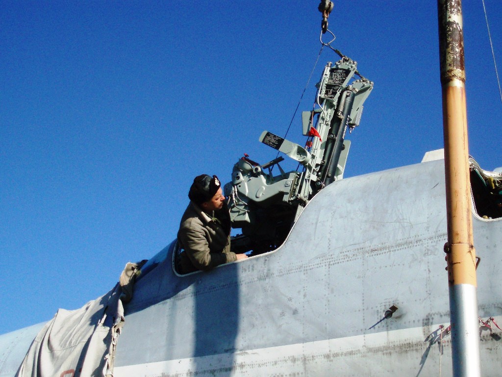 图22m3轰炸机地面意外弹射3人死亡