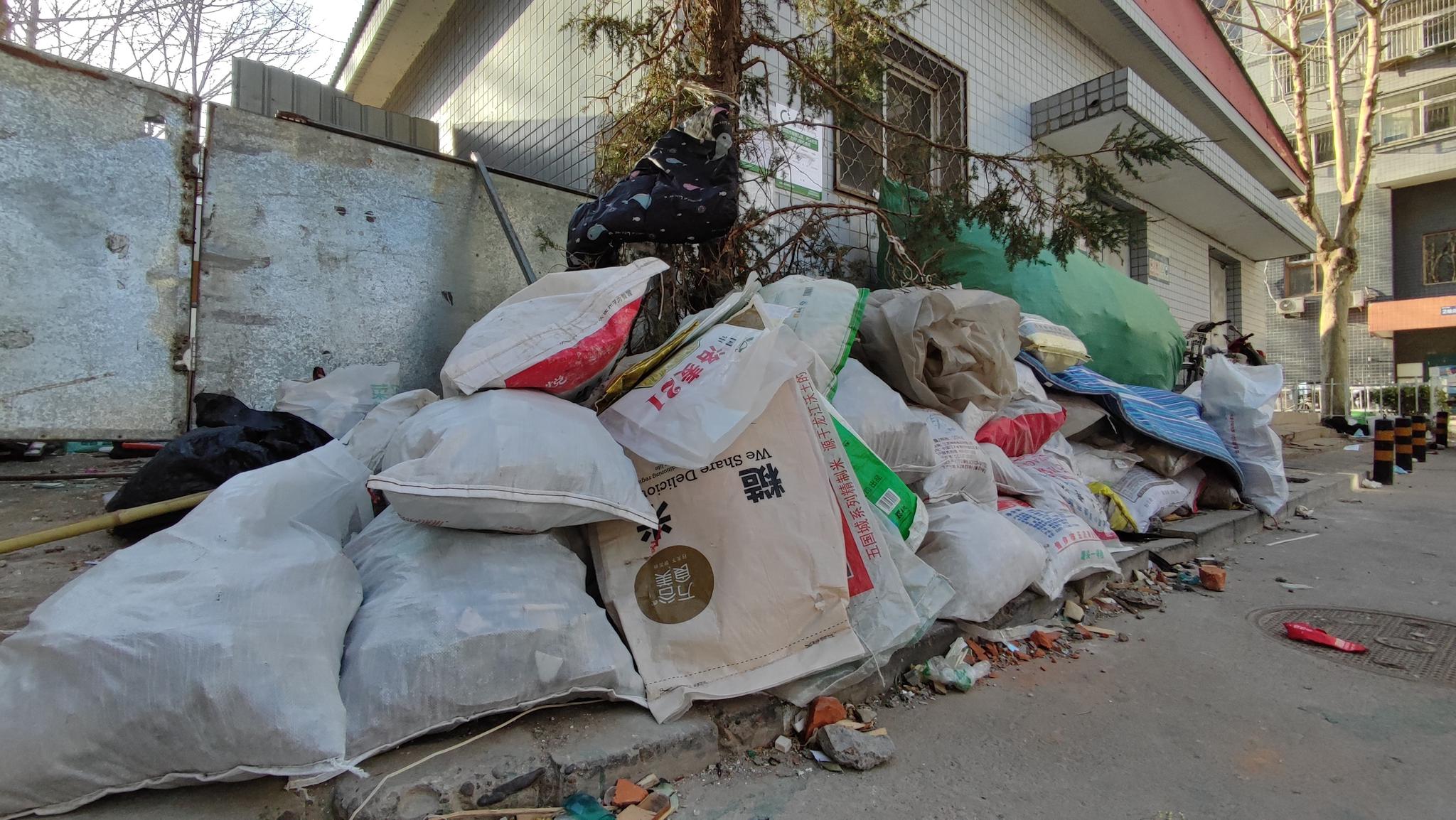 废床垫成蹦床有投放点却无人清运大件垃圾何去何从