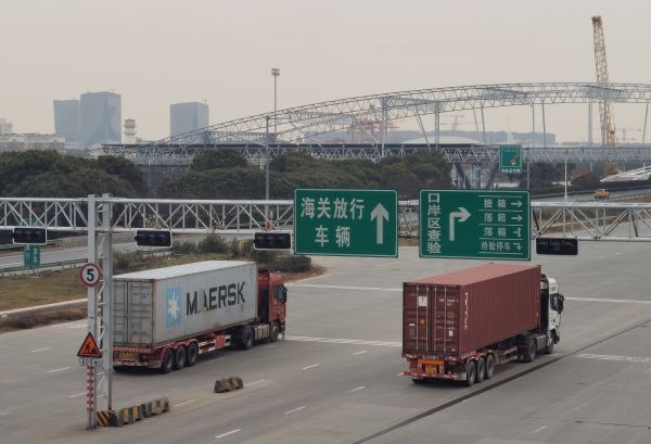 驶往上海洋山港的出口集装箱卡车（吴宇 摄）