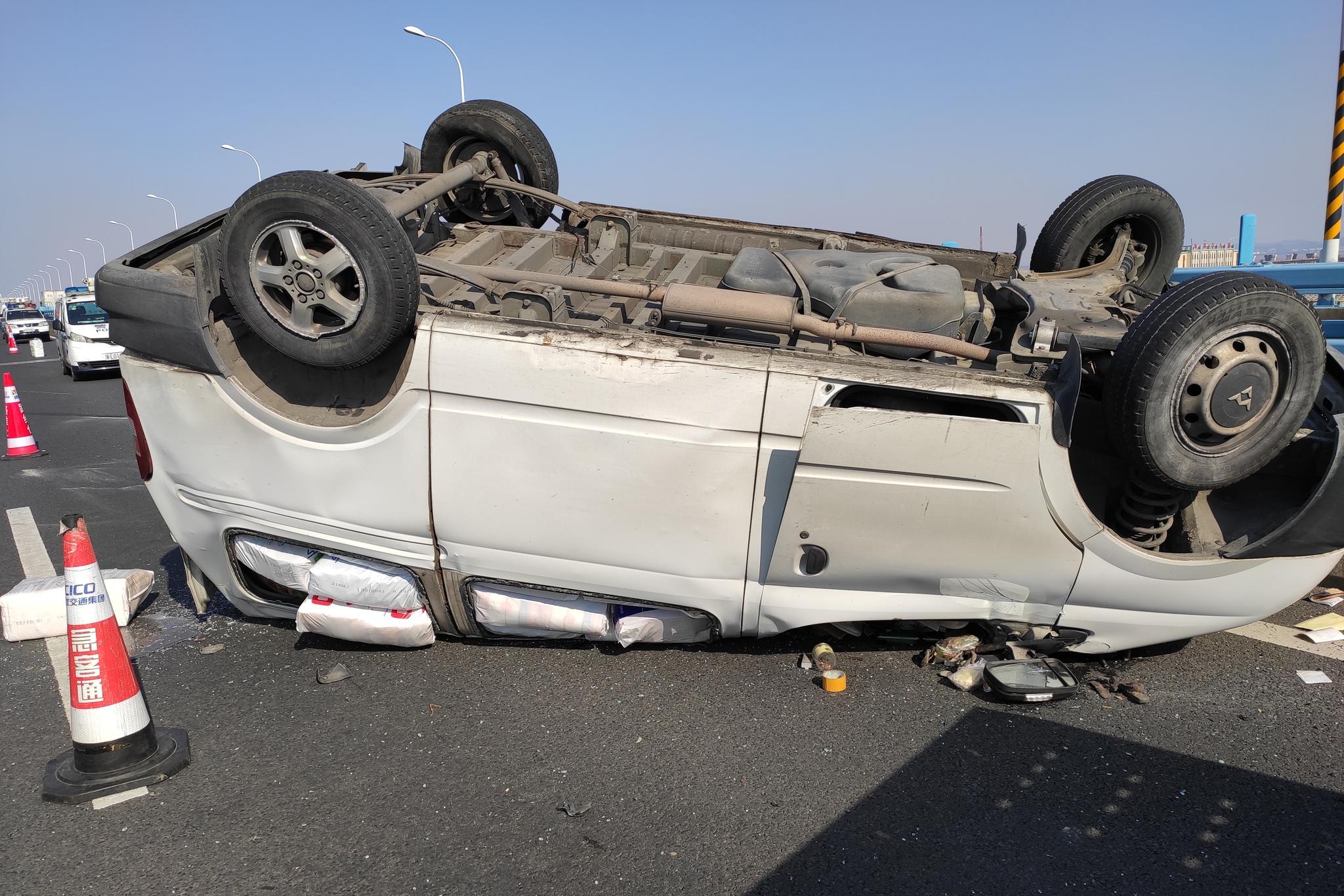 33年驾龄的老司机为何在甬舟高速翻车?