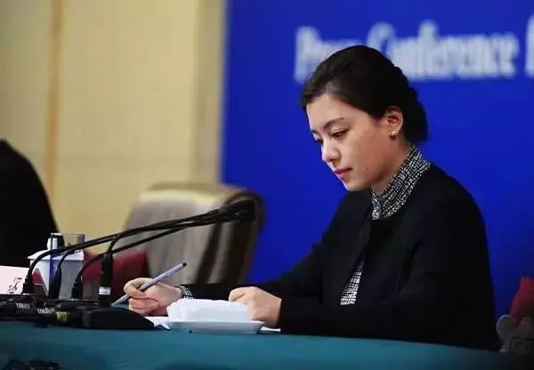 中美交锋现场画面传来，这个中国女人征服了全世界！休闲区蓝鸢梦想 - Www.slyday.coM