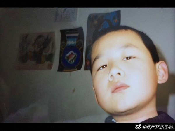 白敬亭童年照大曝光!曾穿裙子小脸圆润可爱