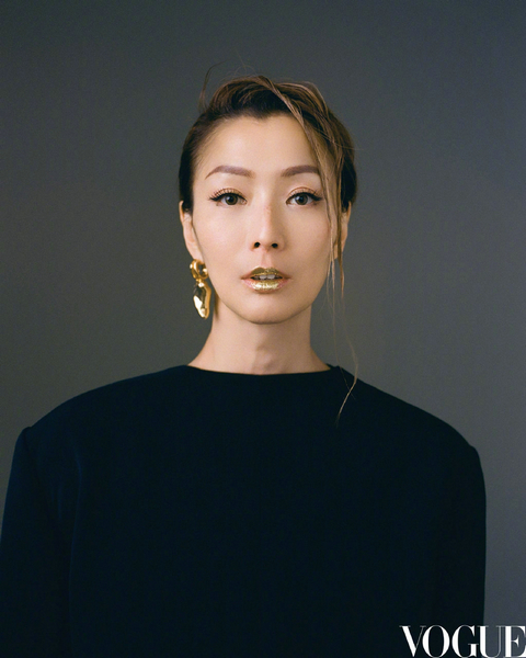 大胆前卫郑秀文真空西装搭配霸气红唇气场十足