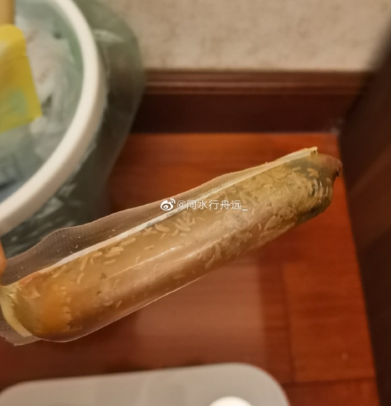 良品铺子鸡肉串出现蛆虫冲上热搜 客服称赔1000元删帖