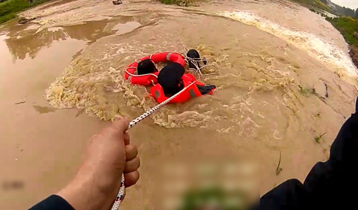 爸爸妈妈都不要我了13岁女孩跳河获救后痛哭