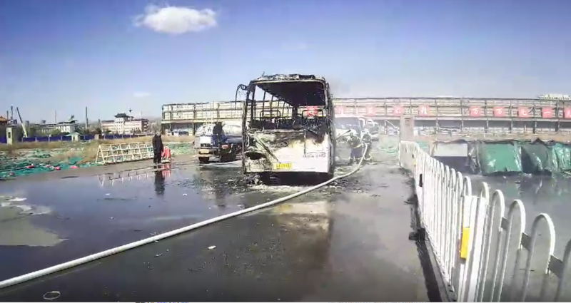 壹现场｜扑灭大巴车火势 洒水车秒变消防车休闲区蓝鸢梦想 - Www.slyday.coM