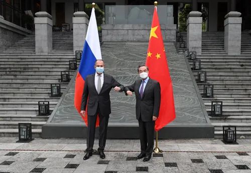 2021年3月22日，国务委员兼外长王毅在广西桂林与俄罗斯外长拉夫罗夫会晤。来源：外交部网站