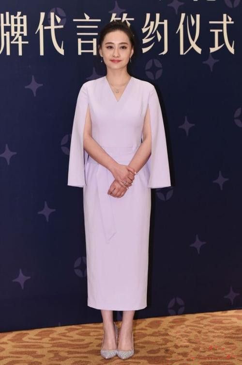 47岁陈德容分明是中老年妇女还穿学生制服不觉得很假吗