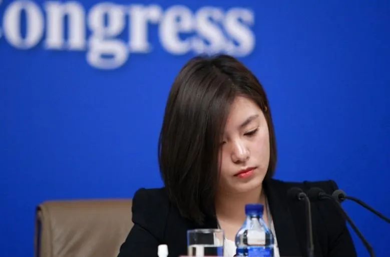 中美交锋现场画面传来，这个中国女人征服了全世界！休闲区蓝鸢梦想 - Www.slyday.coM