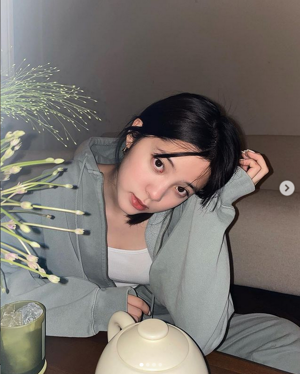 欧阳娜娜挑战玫瑰金发色搭配纯色针织衫少女感十足