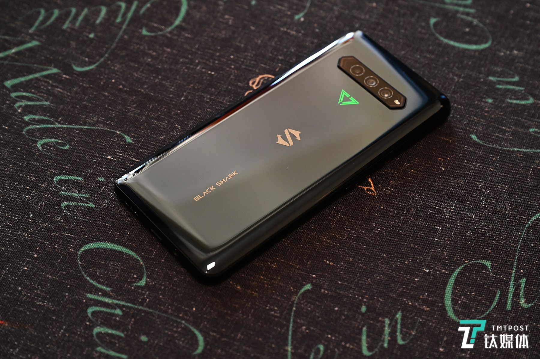 搭载磁动力升降肩键黑鲨4pro游戏手机体验钛极客